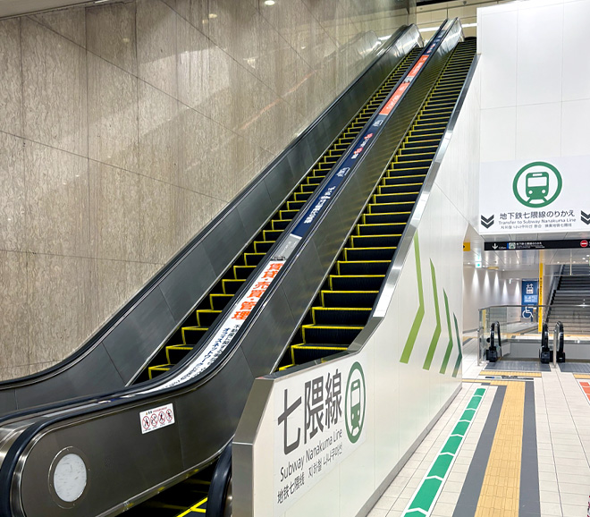 地下鉄博多駅エスカレーター手すり間広告1